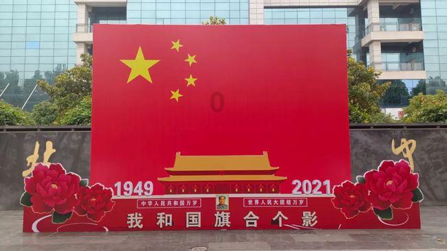 红碱淖位于陕西省神木市与内蒙古自治区伊金霍洛旗之间